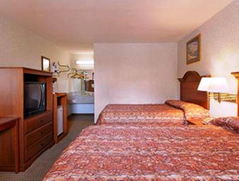 Baymont By Wyndham Troy Hotel Exterior photo